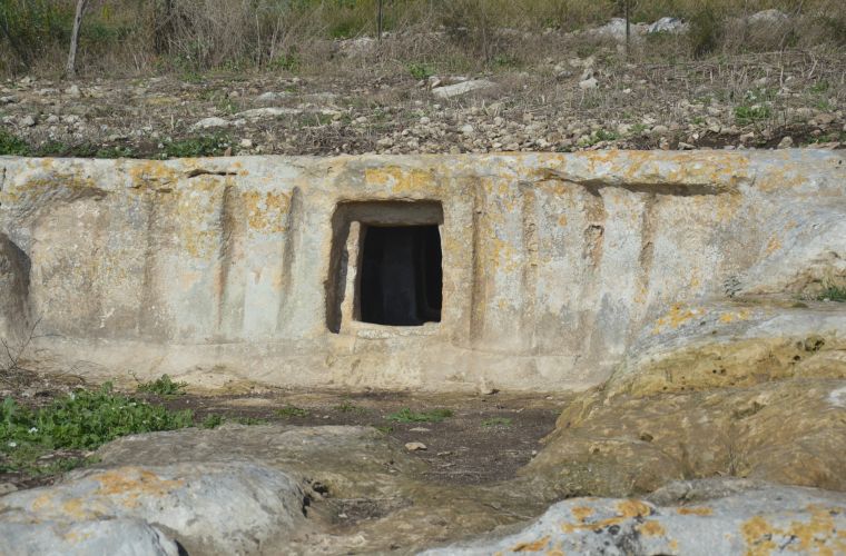 Contrada Baravitalla: tomb with fake slabs