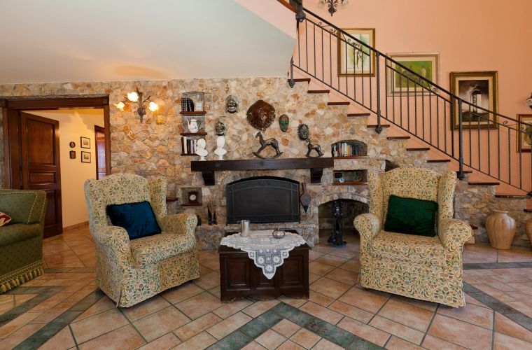 It spreads on two levels. One access from the big saloon, surrounded by glass windows and with a stone fireplace.
