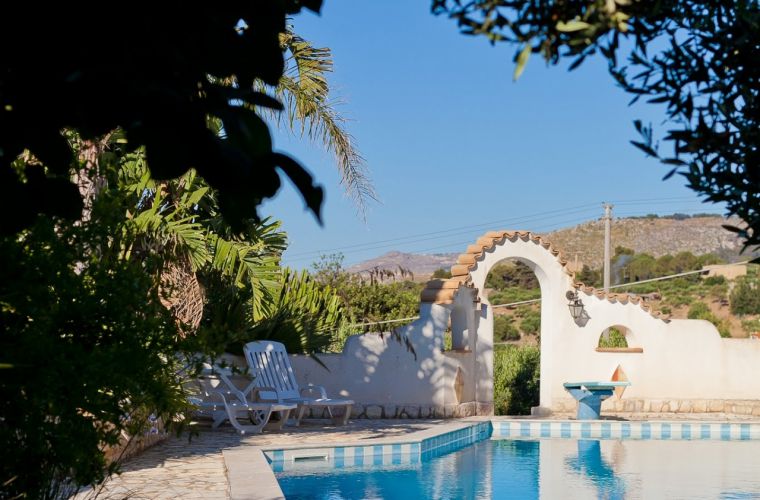 The villa is a Mediterranean-style home, surrounded by a wonderful garden, characterized by typical Mediterranean ornamental plants and trees such as ancient olive trees and palm trees.