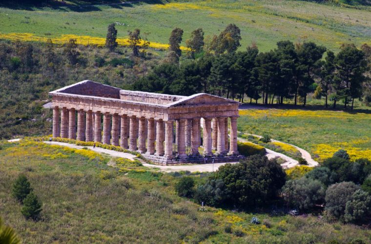 Segesta (20 km’s): temple, castle, mosque.