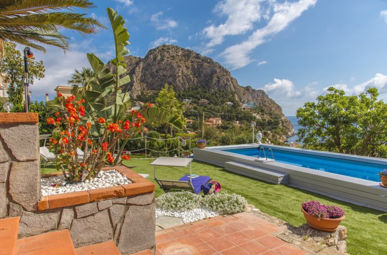 Villa Mamma Manola is located 18 km from Palermo, in the summer residential area of the city of Bagheria, 150 meters from the crystal-clear sea. 