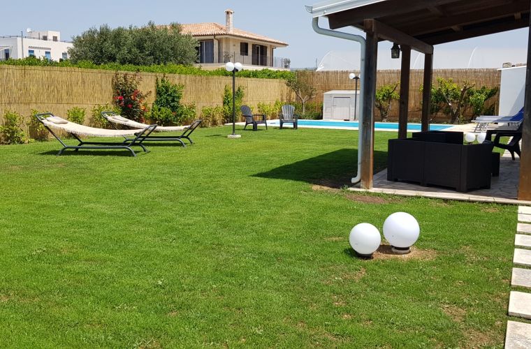 The property is arranged to offer the maximum comfort to the travelers, so it has rooms with ensuite bathrooms, Wi-Fi, satellite and cable Tv, private pool, private garden with beautiful grass and a relaxing gazebo, parking space for 2 cars, air condition