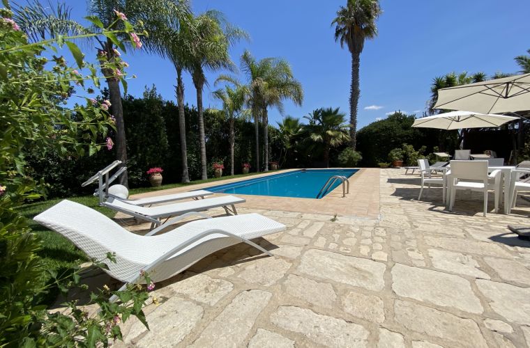 This wonderful villa is surrounded by a lush garden full of life, and is the ideal home for those looking for a relaxing place and only a few steps from the sandy beaches and close to the village centre