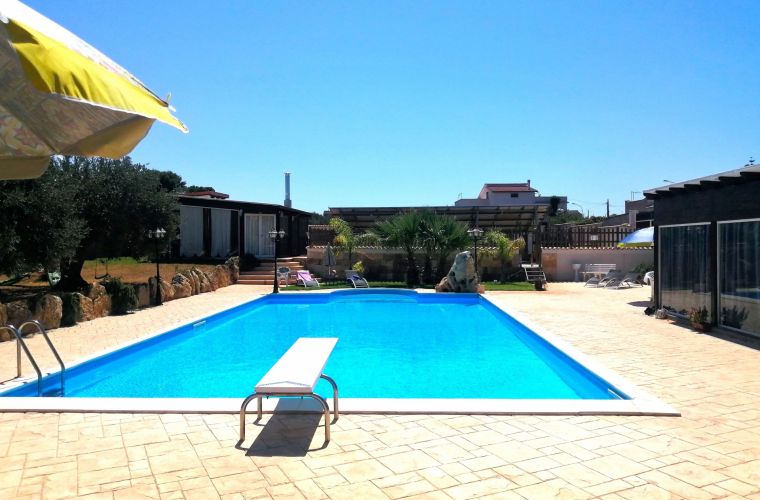 Mamma Irene on your left and Mamma Serenella on the right of the pool: these are two properties who share the pool
