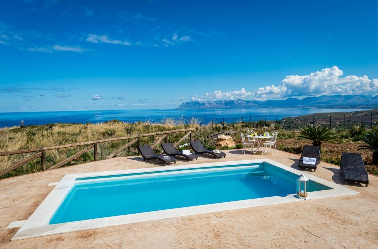 An ideal residence for summer vacationers, it has a perfect location to explore the beautiful landscape of western Sicily