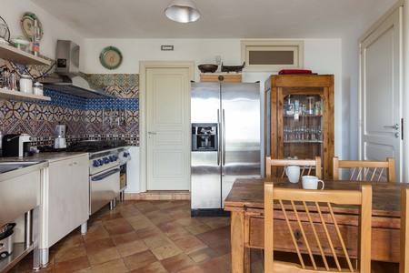 Fully equipped kitchen with a double door fridge with ice dispencer