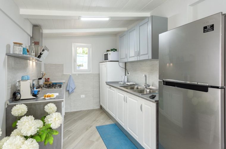 The environment is accompanied by a comfortable and cheerful equipped kitchen.