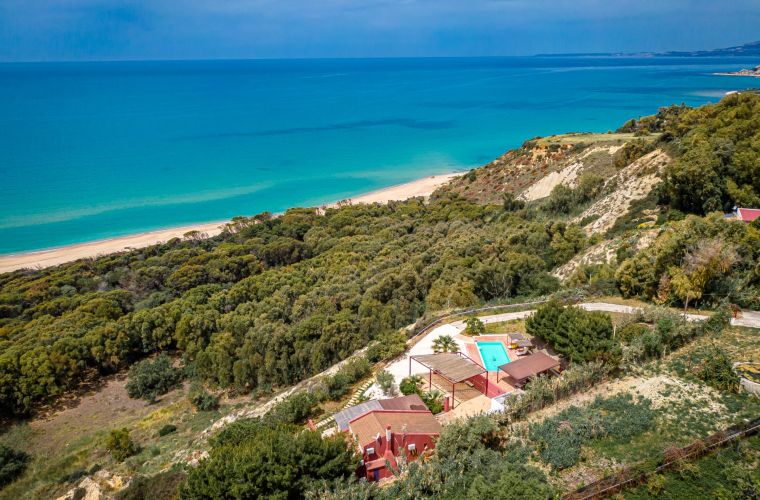It boasts an enchanting view of the African sea, as is Mediterranean called on this side of Sicilia