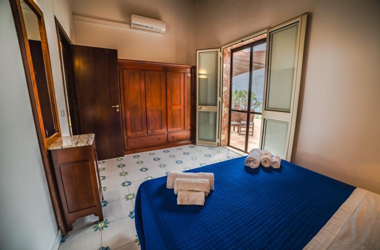 Bedrooms (2) and bathrooms (2): 1 double on the ground floor; 1 double sofa-bed on the ground floor 1 twin on the loft; 1 bathroom with shower on the ground floor; 1 bathroom with shower outside