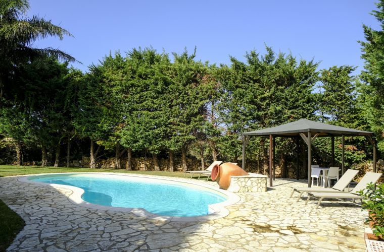 Sicilian sun, sicilian pool, sicilian greenery