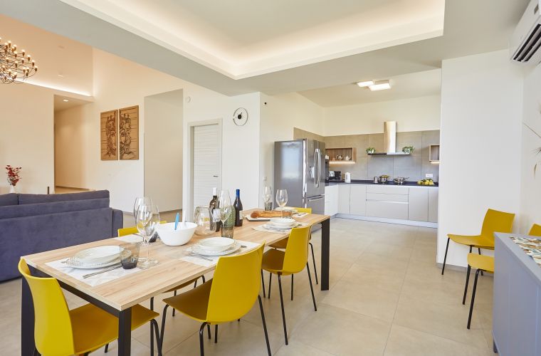 The kitchen, comfortable and fully equipped, fits perfectly into the environment.