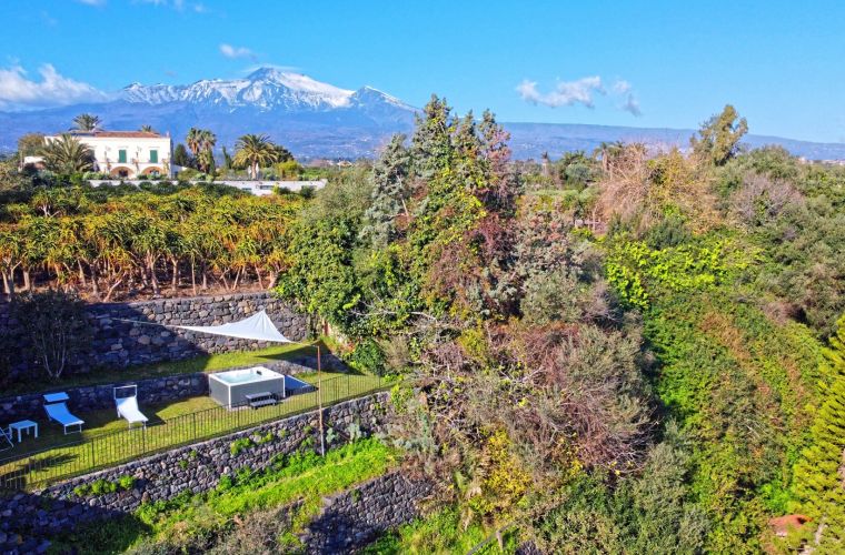 The strength of this area lies in the fact that it has fantastic, lush vegetation right on the Ionian Sea, with the majestic force of the Etna volcano behind it.