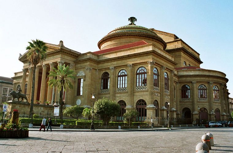 Massimo theatre (Di Bjs - Opera propria, CC0, https://commons.wikimedia.org/w/index.php?curid=1868148)