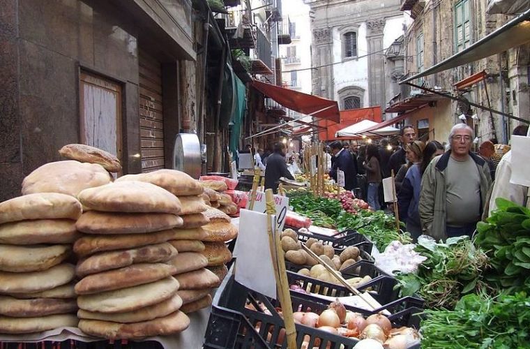Ballarò market (Di Pvitale - Opera propria, CC BY-SA 3.0, https://commons.wikimedia.org/w/index.php?curid=12651974)