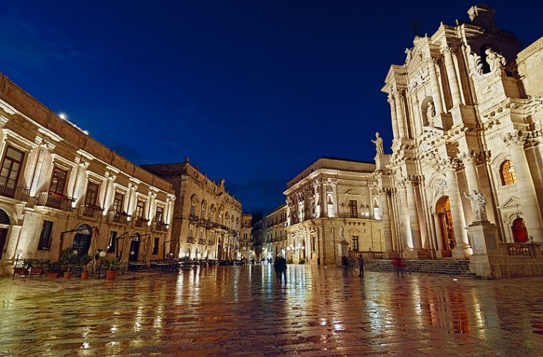 Piazza Duomo in Ortigia, Di Dario Giannobile - Opera propria, CC BY-SA 4.0, from Wikipedia