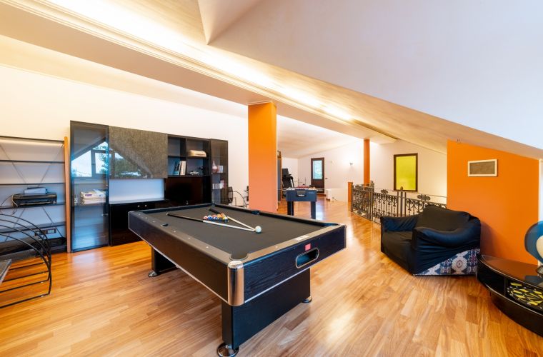 For your entertainment; pool table, treadmill (“tapis roulant”), table-football and home gym