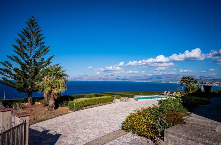 The residence is located in a truly unique place in one of the most beautiful bays of western Sicily: "Cala Bianca"