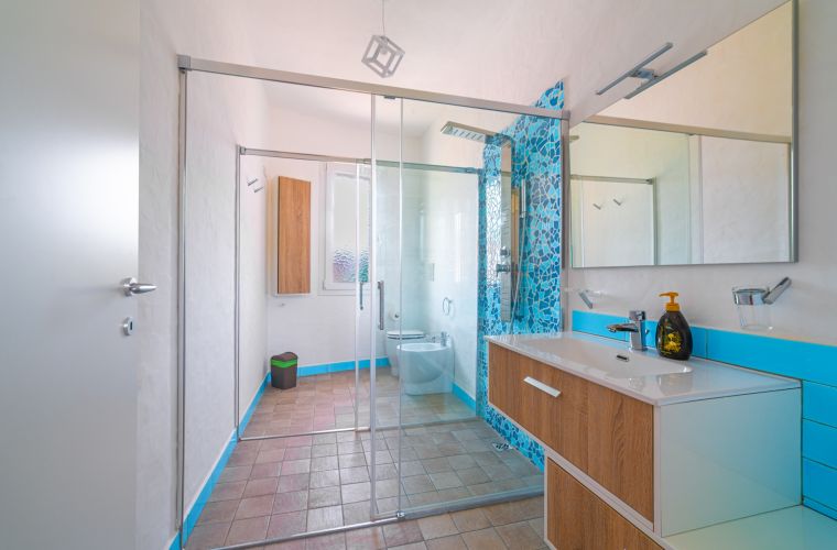 Bathroom with a fantastic shower in the upper floor