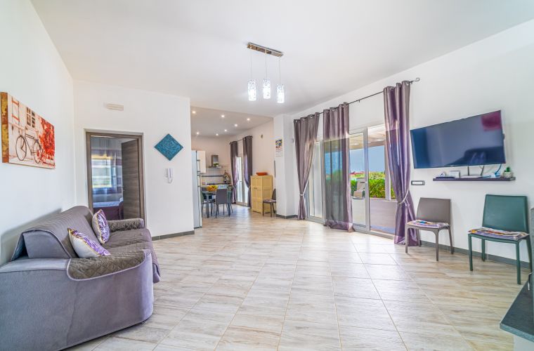 Mamma Antonella spreads on one level were we can find a lrge living room, a modern and well equipped kitchen, 2 double bedroom en-suite, a twin and another bathroom