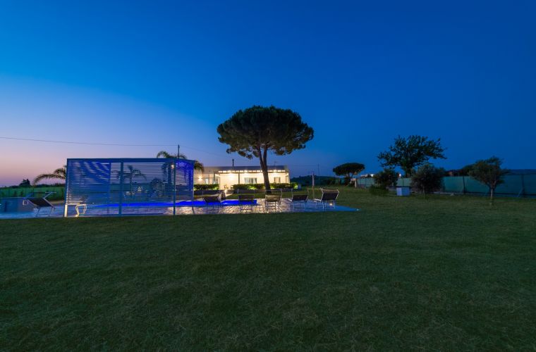 The villa extends on a 3000 sqm garden and is located in the countryside of Menfi, the town of wine.