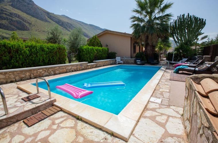 Overview of Mamma Simonetta: pool, house, mountain view, vegetation