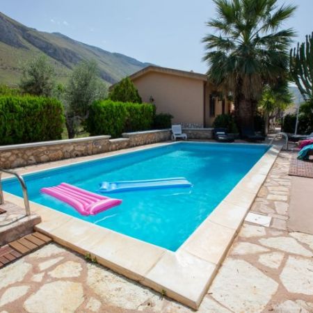 Overview of Mamma Simonetta: pool, house, mountain view, vegetation