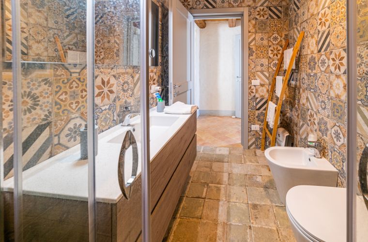 The whole house is refined in detail, with the sandstone that decorates the walls, the terracotta flooring that provides warmth and the beautiful Sicilian majolica that livens up the entire property.