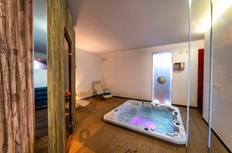 The house is provided with a very exclusive SPA area with Jacuzzi tub, hammam and fitness area.