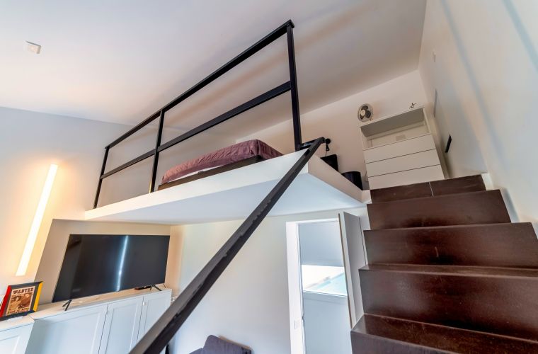 Double bedroom with lounge and bed in the loft