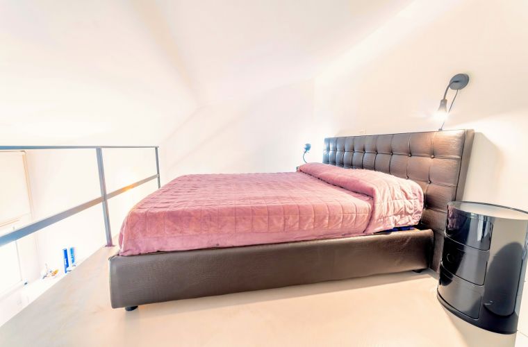 Double bedroom with lounge and bed in the loft