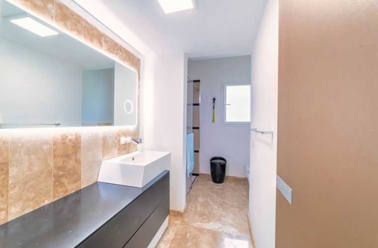 Bathroom by the double bedrooms with lounge