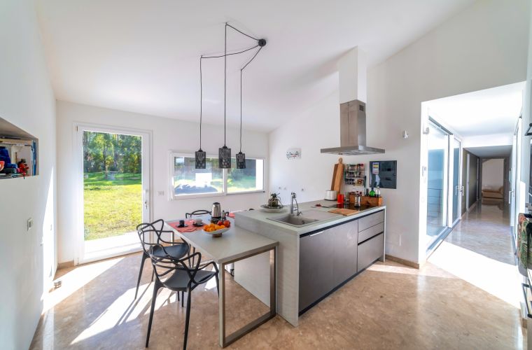 The well equipped kitchen