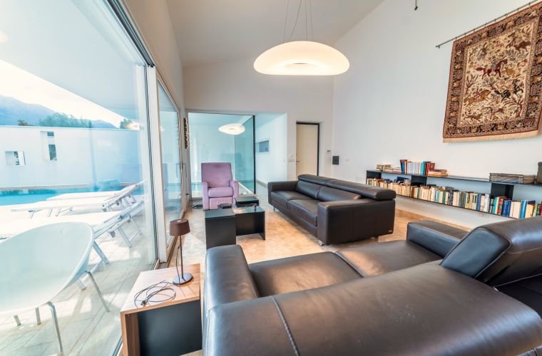 Lounge and pool