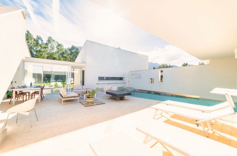 Relax in the open sky courtyard