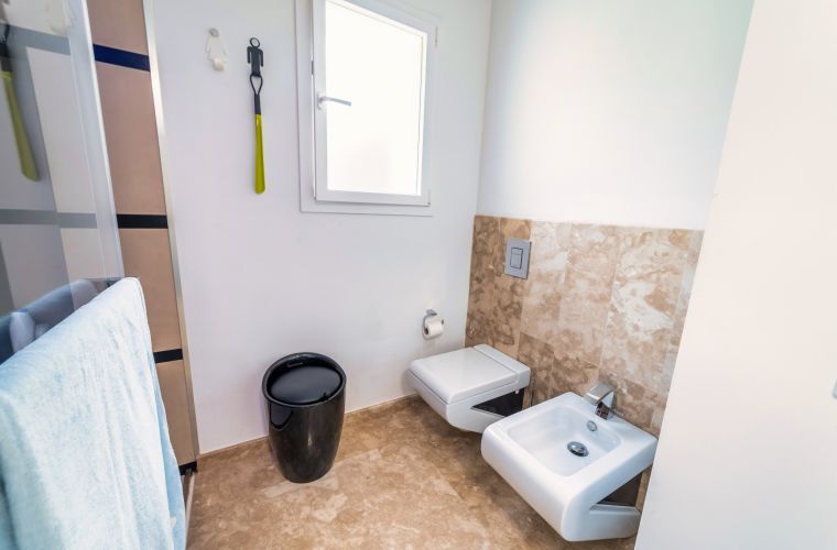 Bathroom by the double bedroom with lounge