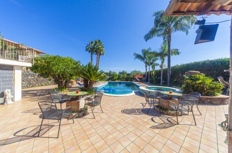 This wonderful villa is located in a strategic position, between Taormina, Etna and the sea that is just a couple of kilometers away.