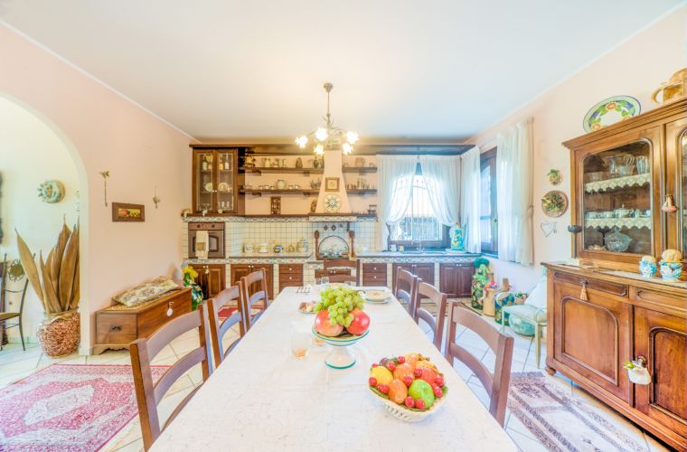 The well equipped kitchen