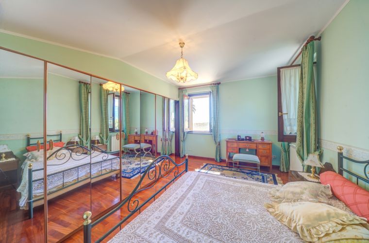 Bedrooms (5) and bathrooms (4): five double bedrooms, one with an additional single bed; 1 bathroom with bathub and Jacuzzi; 1 bathroom with double shower; 1 bathroom with shower; on the exterior we have another bathroom and a shower both adjacent the poo