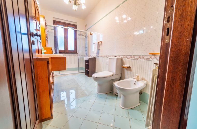 Bathroom with two showers on the first floor