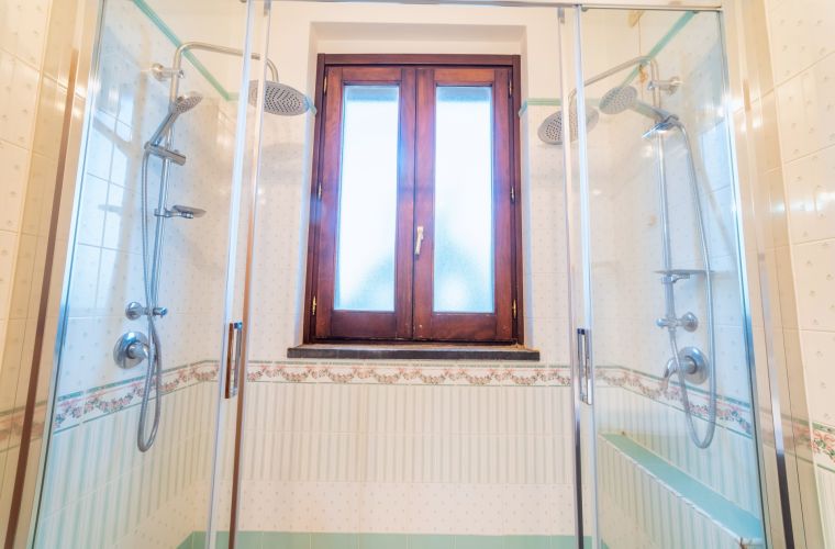 Bathroom with two showers on the first floor