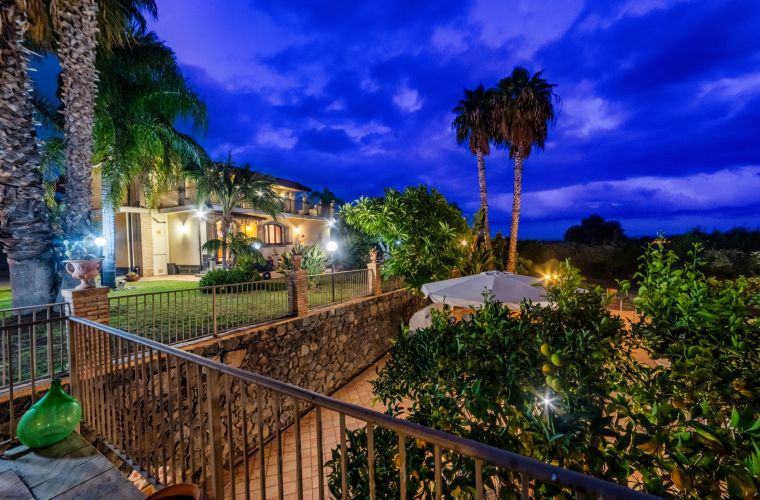 Mamma Nella spreads on a 4500 sqm garden with tropical and rare plants, where you can spend pleasant moments having fun swimming in the pool, sunbathing or doing the barbecue in the summer kitchen!