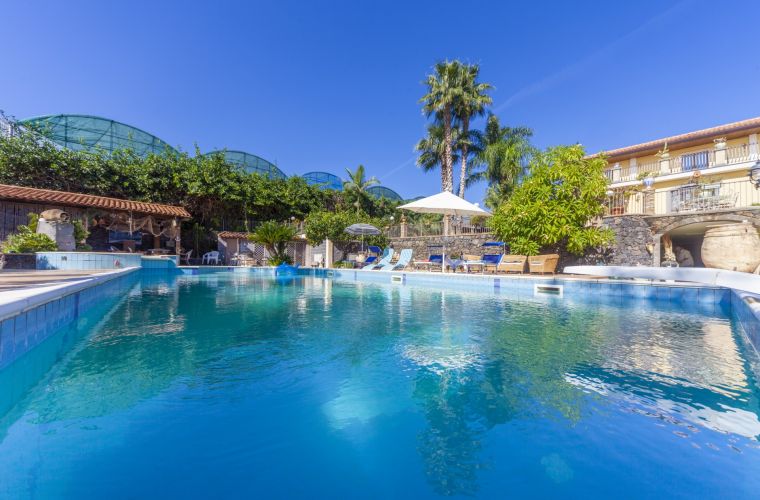 Adjacent to the swimming pool there is also a bathroom and a shower.