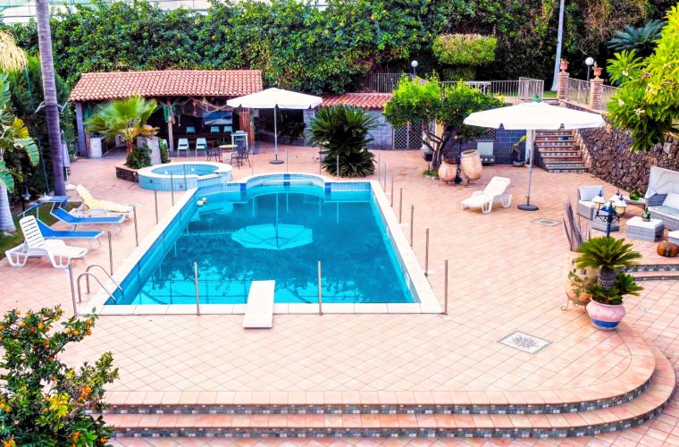 The exterior has several relaxation corners, as well as deckchairs, umbrellas and lounges.