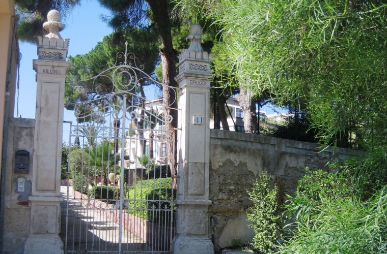 Entrance from Viale Tica, the original gate of the house