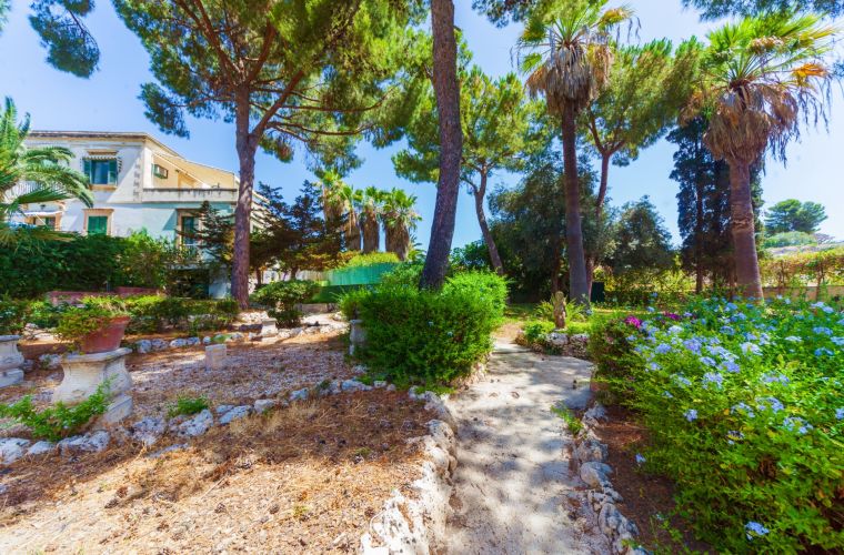 Walking the Italian style garden of Mamma Vittoria