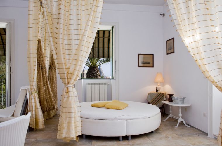 Bedrooms (3) and Bathrooms (2): a double bedroom on the first floor; a duble bedroom on the first floor; a round bed on the living room; a bathroom (shower) on the first floor; a bathroom (bathub) on the first floo