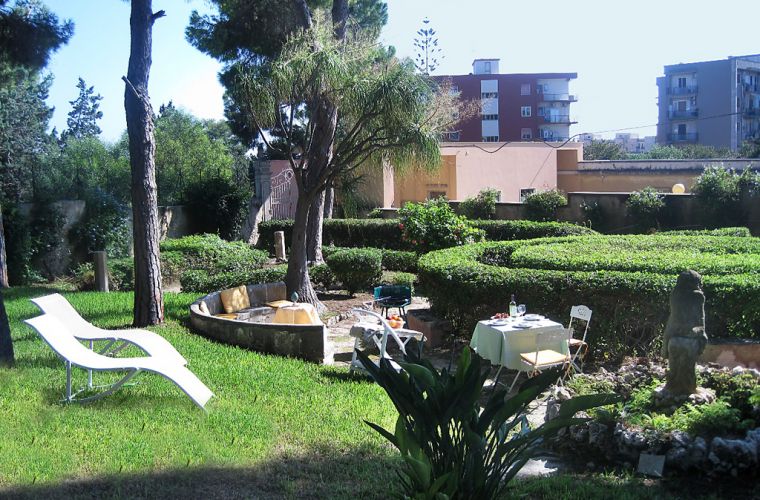 Pic-nic by the pool in the lush park of Mamma Vittoria