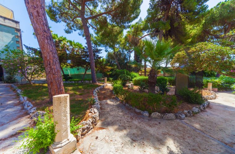 In the park there are benches and nice corners where you can enjoy the quiet of this villa