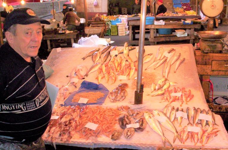 In San Giorgio promenade, 1 km, fishmongers sell fresh fish at their own home