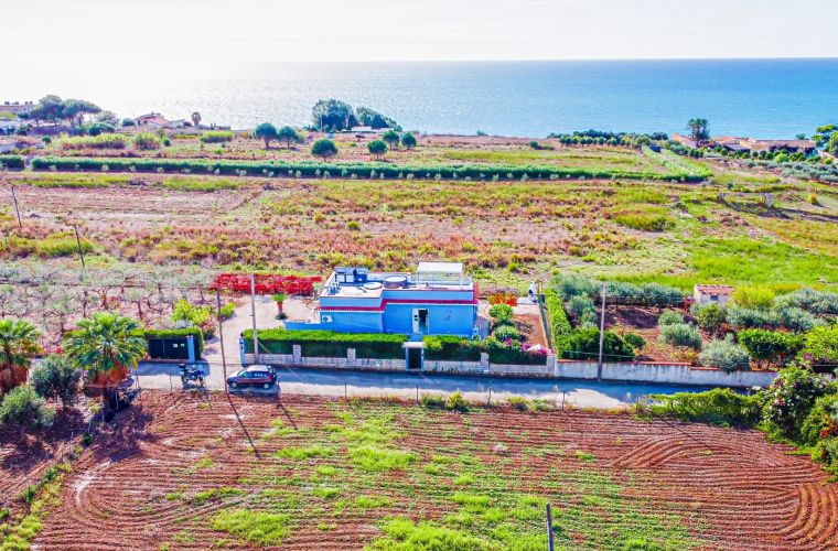 Mamma Martinella is immersed in a Sicilian paradise, among vineyards, an enchanting view of the sea and the renowned Solette beach, Blue Flag since almost 30 years, which can be reached via a 350 meters path.